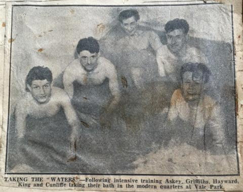Press clipping - Port Vale players Colin Askey, Ken Griffiths, Basil Hayward, Ray King and Dickie Cunliffe in the bath
